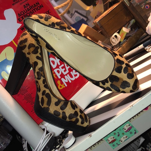 New w/o tags Calvin Klein leopard print heels 6.5 - Picture 2 of 3